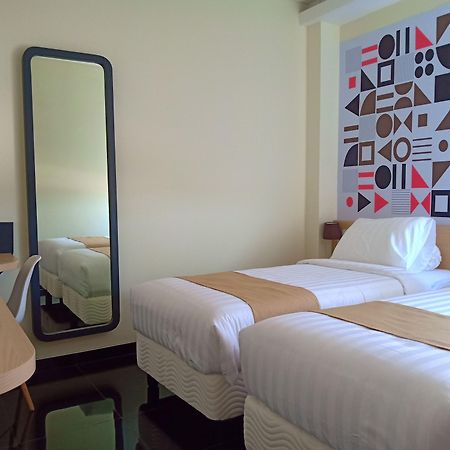 Front One Inn Kediri Kediri  Bagian luar foto