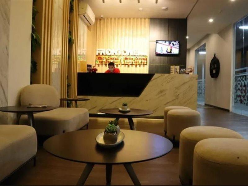 Front One Inn Kediri Kediri  Bagian luar foto