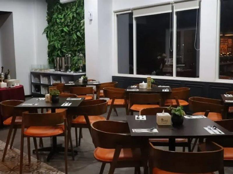 Front One Inn Kediri Kediri  Bagian luar foto