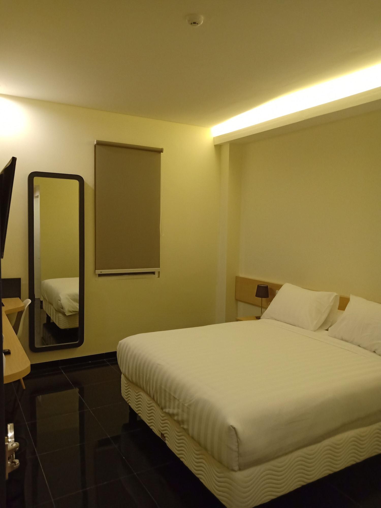 Front One Inn Kediri Kediri  Bagian luar foto