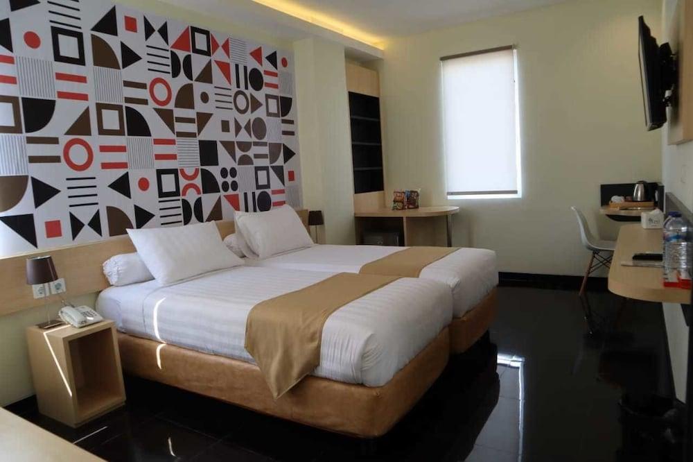 Front One Inn Kediri Kediri  Bagian luar foto