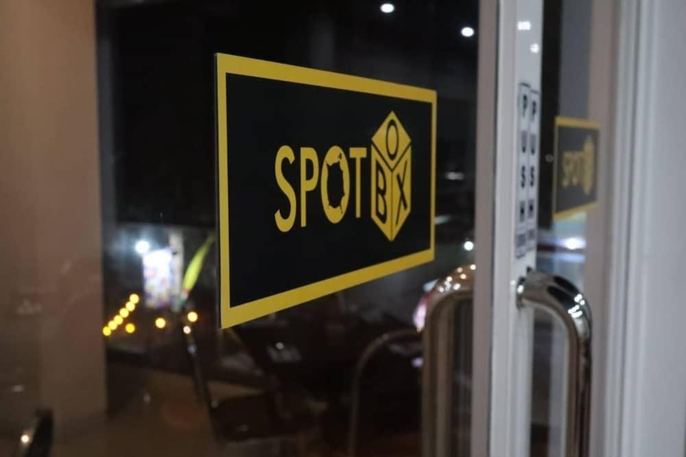 Front One Inn Kediri Kediri  Bagian luar foto